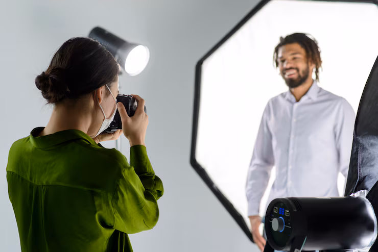 modelo sonriente posando studio 23 2148503590